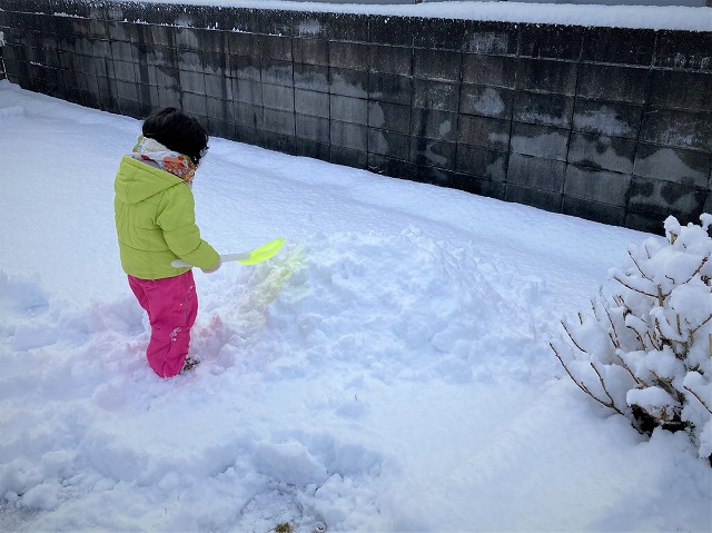 娘2号と雪遊び